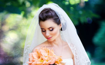 потрет невесты с оранжевым букетом