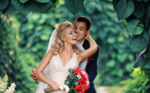 свадебный портрет в арке из зеленых листьев фото