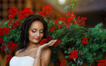 Портрет невесты с красными цветами фото